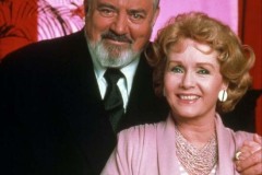 Raymond-Burr-and-Debbie-Reynolds-in-Perry-Mason-The-Case-of-the-Musical-Murder-1989