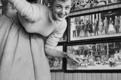 Jan-Sterling-points-out-her-photo-April-1953