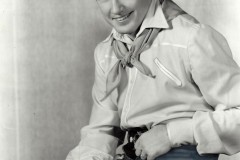 John_Raitt_in_Oklahoma_still