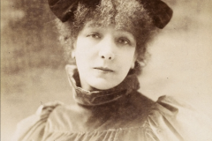 Bernhardt-wearing-a-bat-hat-around-1899-or-1900