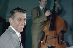 Stan_Kenton_and_Eddie_Safranski_1947_or_1948_William_P._Gottlieb_04871